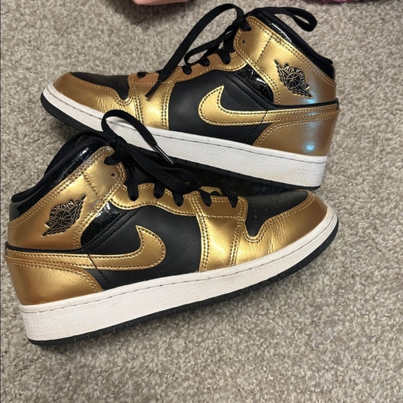 Other - Nike Air Jordan 1 Mid SE Metallic Gold Black sneakers  SIZE 5 youth! SMOKE FREE